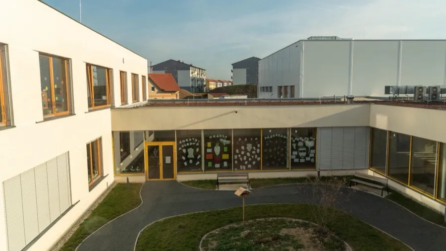Prosklené atrium nové školní budovy