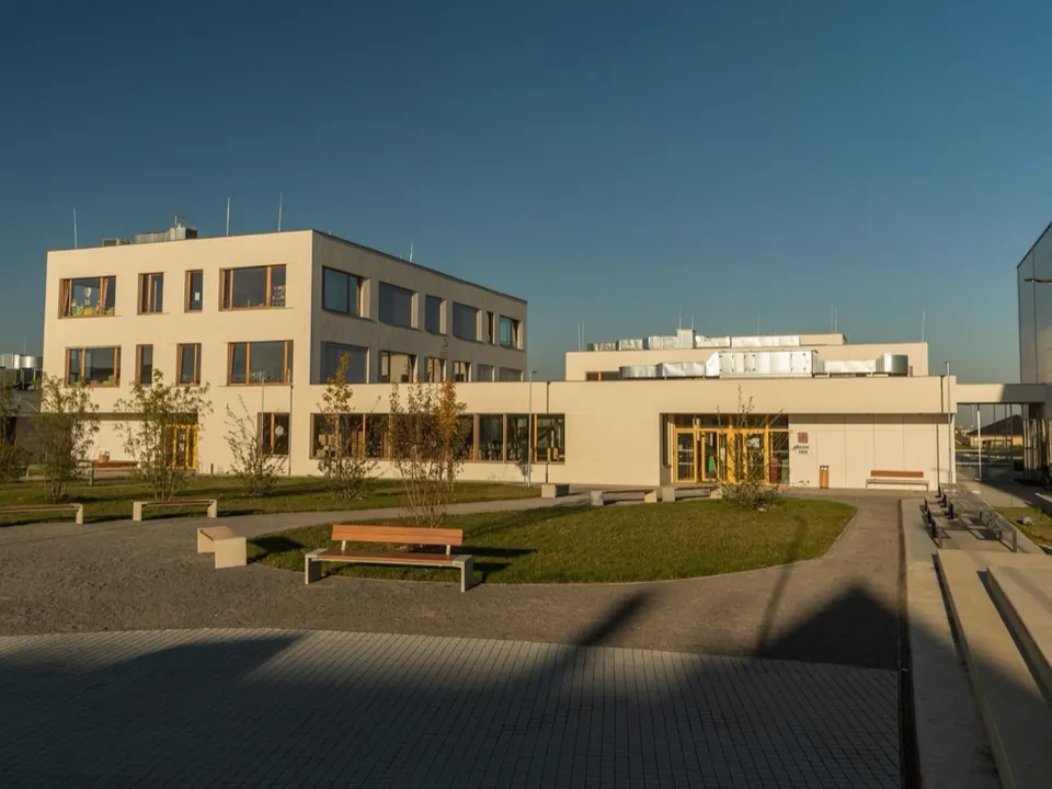 Školní klub a 361 žáků